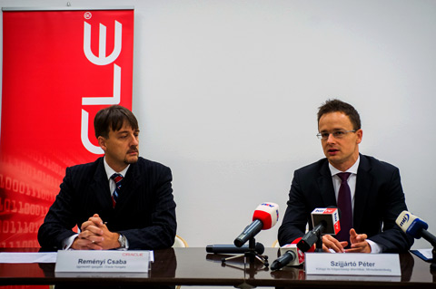 Reményi Csaba, az Oracle Hungary ügyvezető igazgatója és Szijjártó Péter külügyi-külgazdasági államtitkár a budapesti sajtótájékoztatón (fotó: MTI)