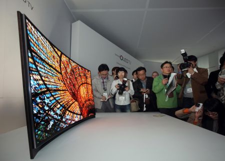 A világ első hajlított OLED TV-je a CES-en (fotó: Samsung)