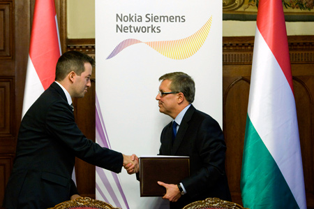 Ésik Róbert, a Nokia Siemens Networks Kft. ügyvezető igazgatója és Matolcsy György nemzetgazdasági miniszter (fotó: MTI)