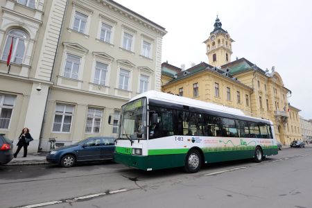Önjáró trolibuszt mutattak be Szegeden (fotó: MTI)