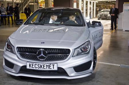 Dieter Zetsche, a Daimler AG elnöke és Orbán Viktor miniszterelnök a kecskeméti Mercedes-gyár új CLA osztályú modelljében (fotó: MTI)