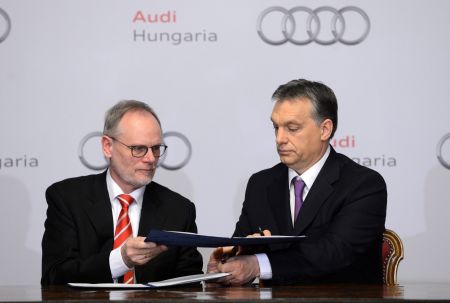 Frank Dreves, az Audi AG termelésért felelős igazgatótanácsi tagja és Orbán Viktor miniszterelnök (fotó: MTI)