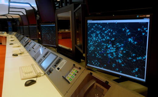 Monitorok a HungaroControl irányítóközpontjában (fotó: MTI)