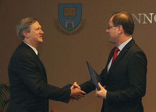 Friedler Ferenc és Navracsics Tibor (fotó: Pannon Egyetem)