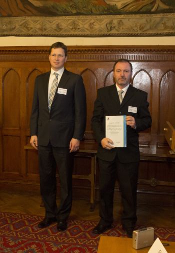 Fürjes Balázs Zoltán, a Virtuális Erőmű Program Nönprofit Kft. ügyvezetője és Tomasovszky Csaba, a Nyíregyházi Főiskola műszaki és gazdasági főigazgató-helyettese