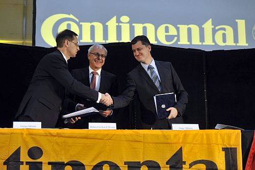 Varga Mihály nemzetgazdasági miniszter, Heinz-Gerhard Wente, a Continental igazgatóságának tagja, a ContiTech divízió elnöke és Nagy Mihály, a ContiTech Fluid Automotive Hungária Kft. vezérigazgatója (fotó: MTI)