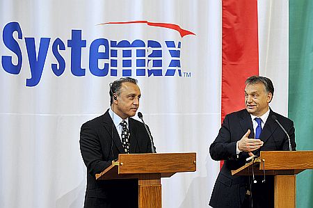 Orbán Viktor miniszterelnök és Pim Dale, az amerikai Systemax EMEA Technology Group vezérigazgatója (fotó: MTI)